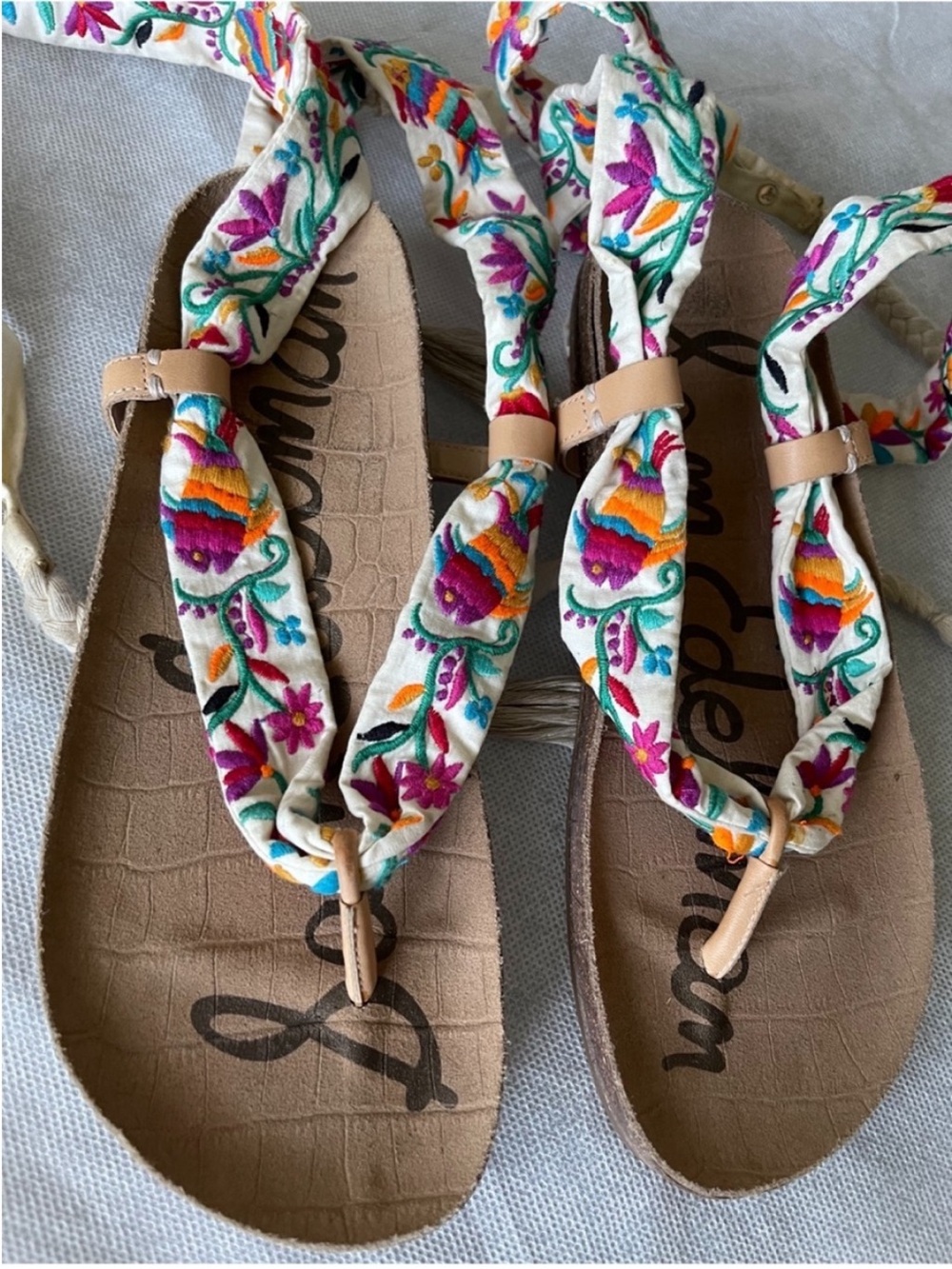 NEW Sam Edelman Kelby,
Strappy
Embroidered Sandals NEW
Size 7